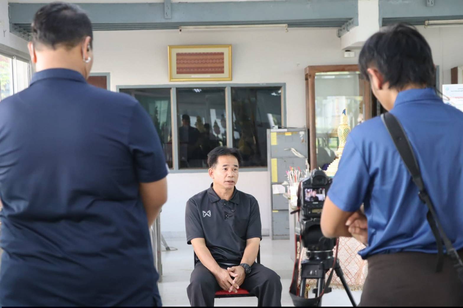 title - ผอ.ศพส. บันทึกเทปให้สัมภาษณ์ พระราชกรณียกิจอันทรงคุณูปการของสมเด็จพระนางเจ้าสิริกิติ์ พระบรมราชินีนาถ พระบรมราชชนนีพันปีหลวง ณ ศูนย์ส่งเสริมและพัฒนาอาชีพเสริมนอกภาคการเกษตร (ศูนย์ศิลปาชีพบางไทรฯ (เดิม))